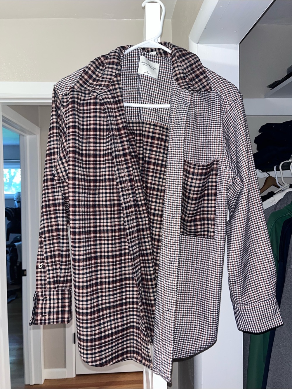 Abercrombie & Fitch Black and Cream Plaid Button-Up Jacket